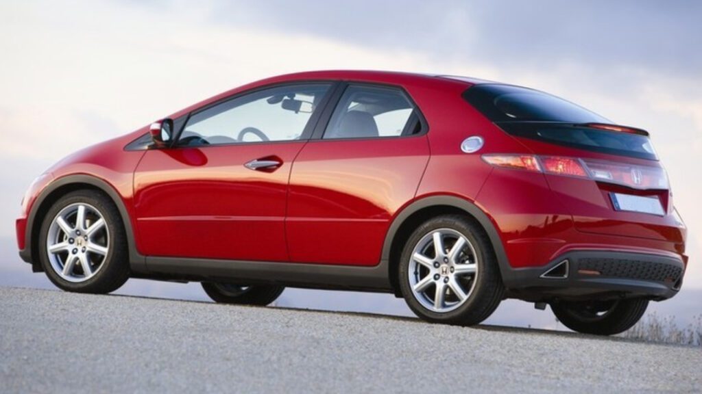 Honda Civic VIII, sportowy kompakt, dynamiczne ujęcie w ruchu