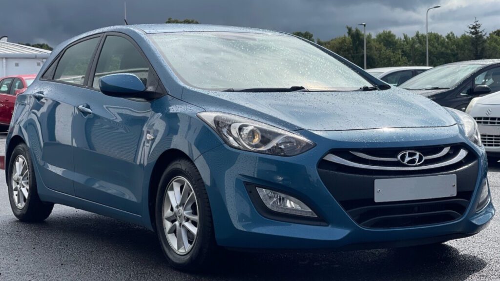 Hyundai i30 II używane auto do 30 tys. zł – ujęcie z boku na parkingu