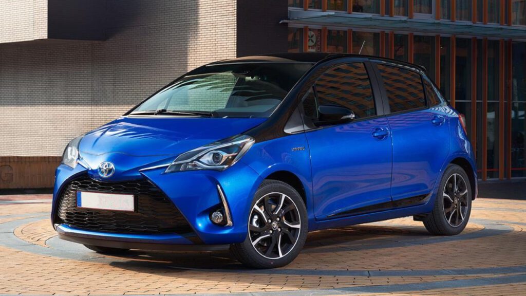Toyota Yaris III, niebieski hatchback, widok z przodu przed biurowcem