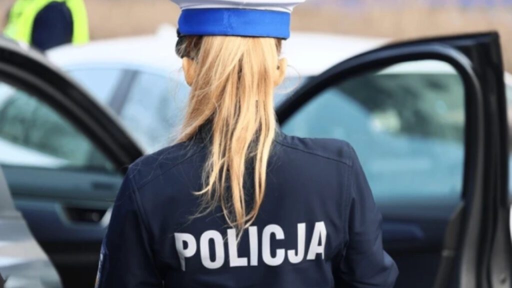Policjantka wystawiająca mandat