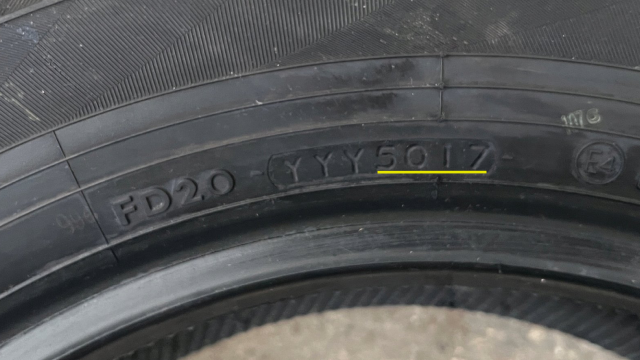 Data produkcji opony Yokohama zapisana jako część kodu fabrycznego, bez wyrazu DOT