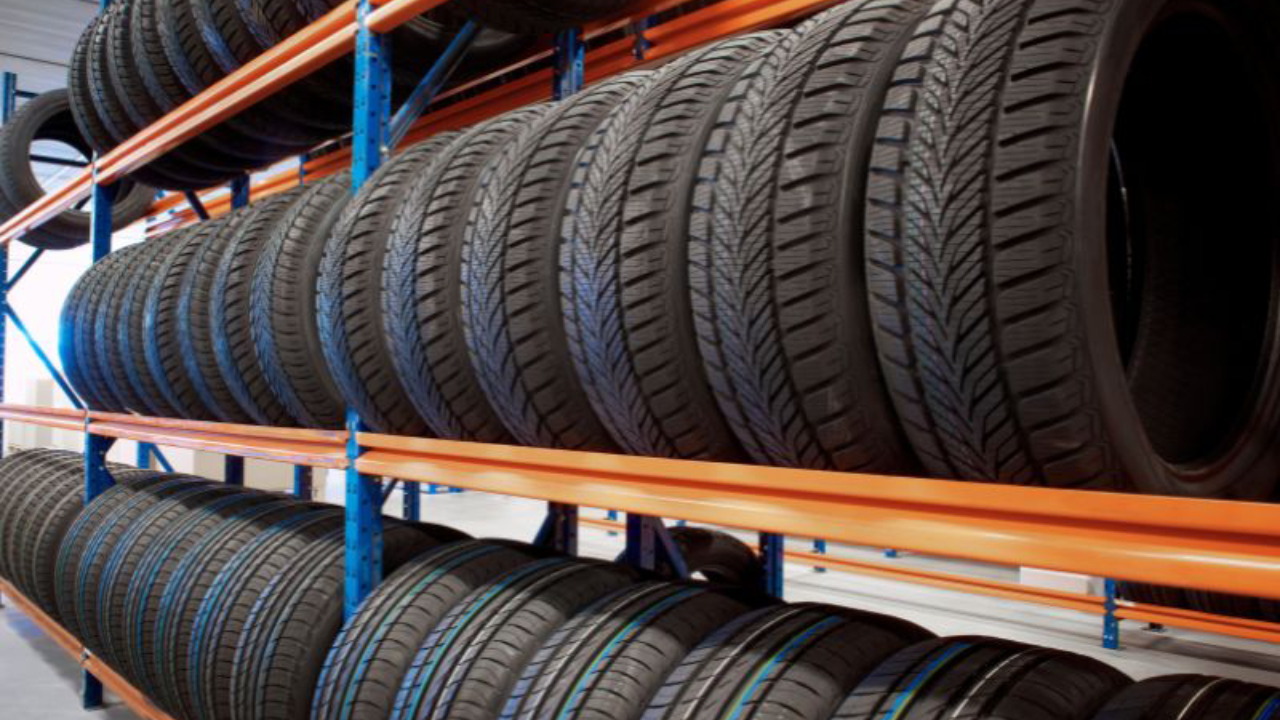 Przechowywanie opon w magazynie a proces starzenia się gumy