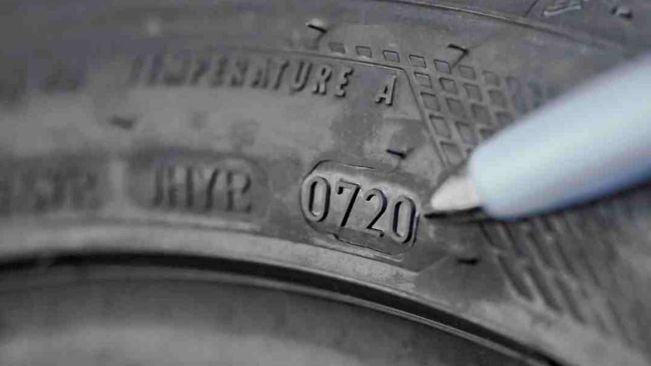 Oznaczenie daty produkcji opony - czterocyfrowy kod wskazujący tydzień i rok produkcji