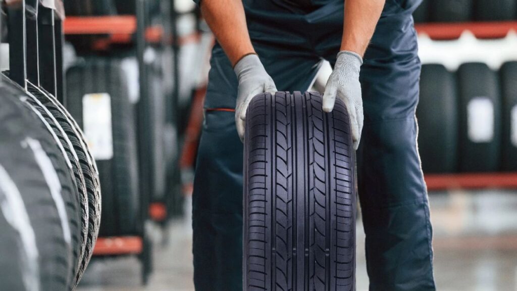 Opona po demontażu z nowego auta w salonie