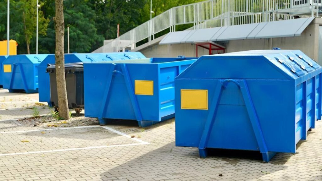 Kontenery w punkcie selektywnej zbiórki odpadów