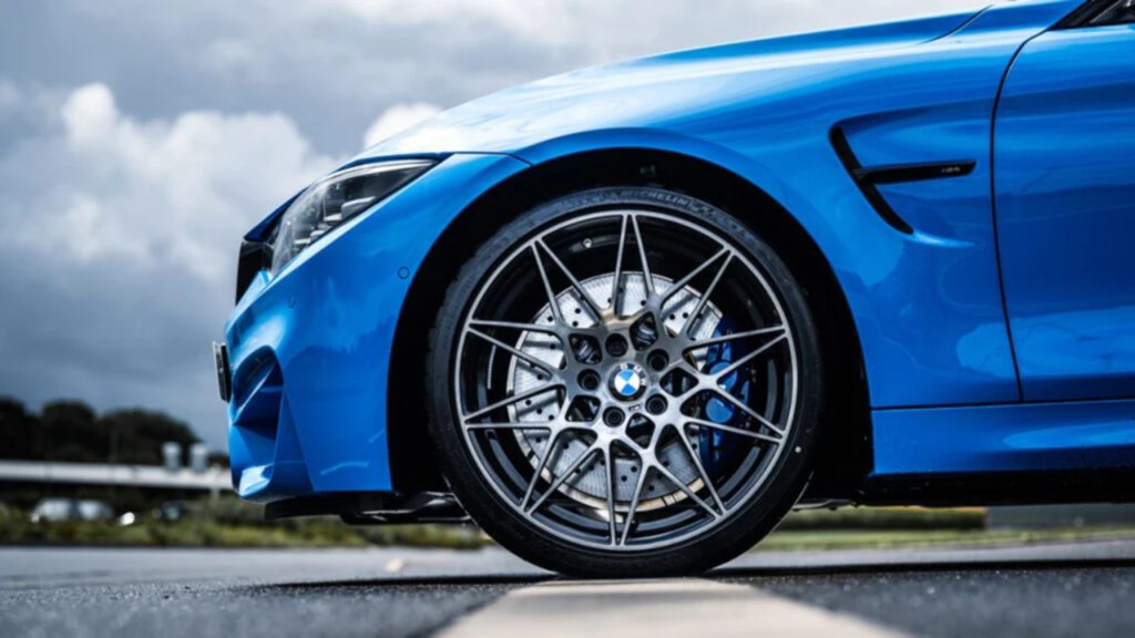 Niskoprofilowa opona run flat na BMW.