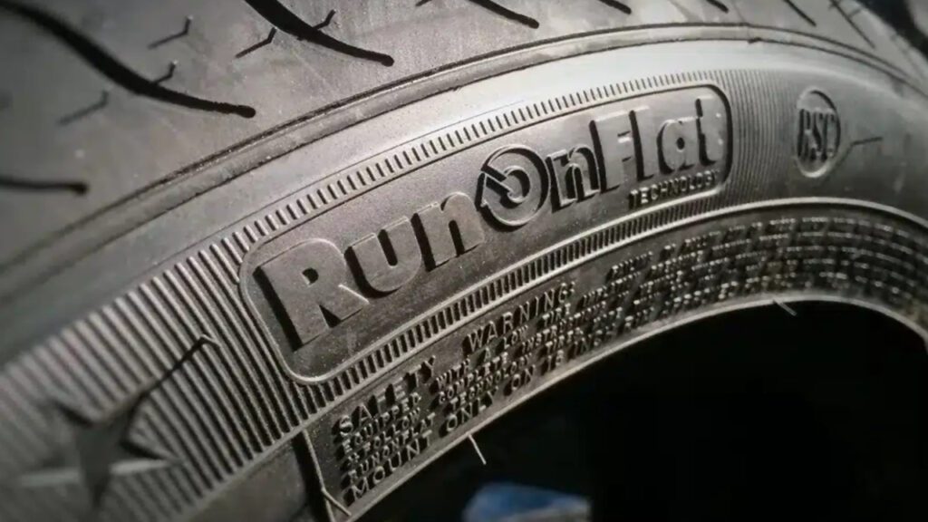 Oznaczenie technologii Run Flat na ścianie bocznej opony.